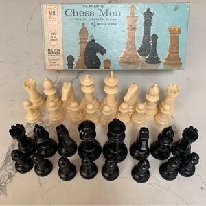 Milton Bradley MB 32 Plastic Chess Men 4807 Authentic Staunton Design 1969